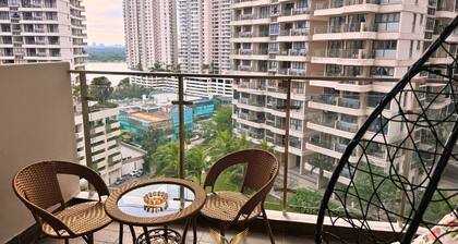 Cozy 2BR Suite @ Country Garden Danga Bay | Near CIQ • WiFi • Netflix• Seafront