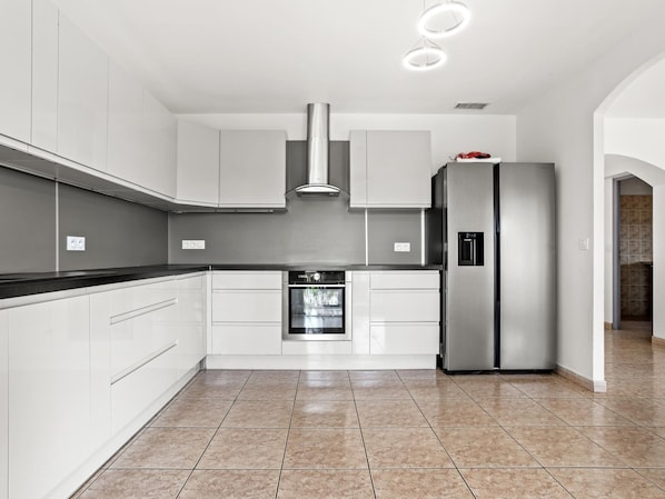 Kühlschrank, Mikrowelle, Ofen, Geschirrspüler