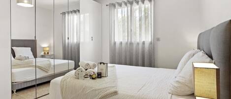 4 عدّة غرف نوم ومكواة/لوح كي وخدمة الإنترنت وملاءات أسرّة