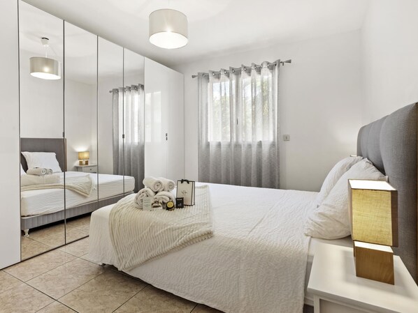 4 bedrooms, iron/ironing board, Internet, bed sheets