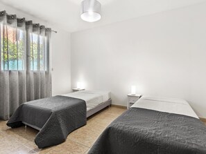 4 chambres, fer et planche à repasser, accès Internet, draps fournis
