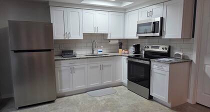 This centrally located unit offers full kitchen and washer-dryer machine.