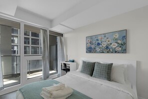 2 slaapkamers, een bureau, een strijkplank/strijkijzer, reisbedje