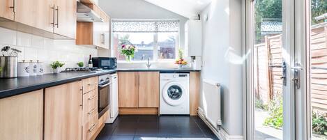 Køleskab, mikrobølgeovn, ovn, kogeplade