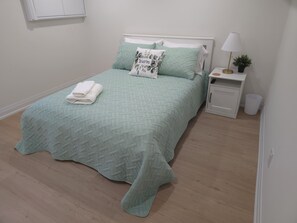 1 bedroom, in-room safe, iron/ironing board, free WiFi - Tranquil Private Room w/ WiFi & AC by the Lake Burlington & Restaurant (Burlington)