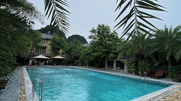 室外泳池;08:00 至 20:00 開放;躺椅