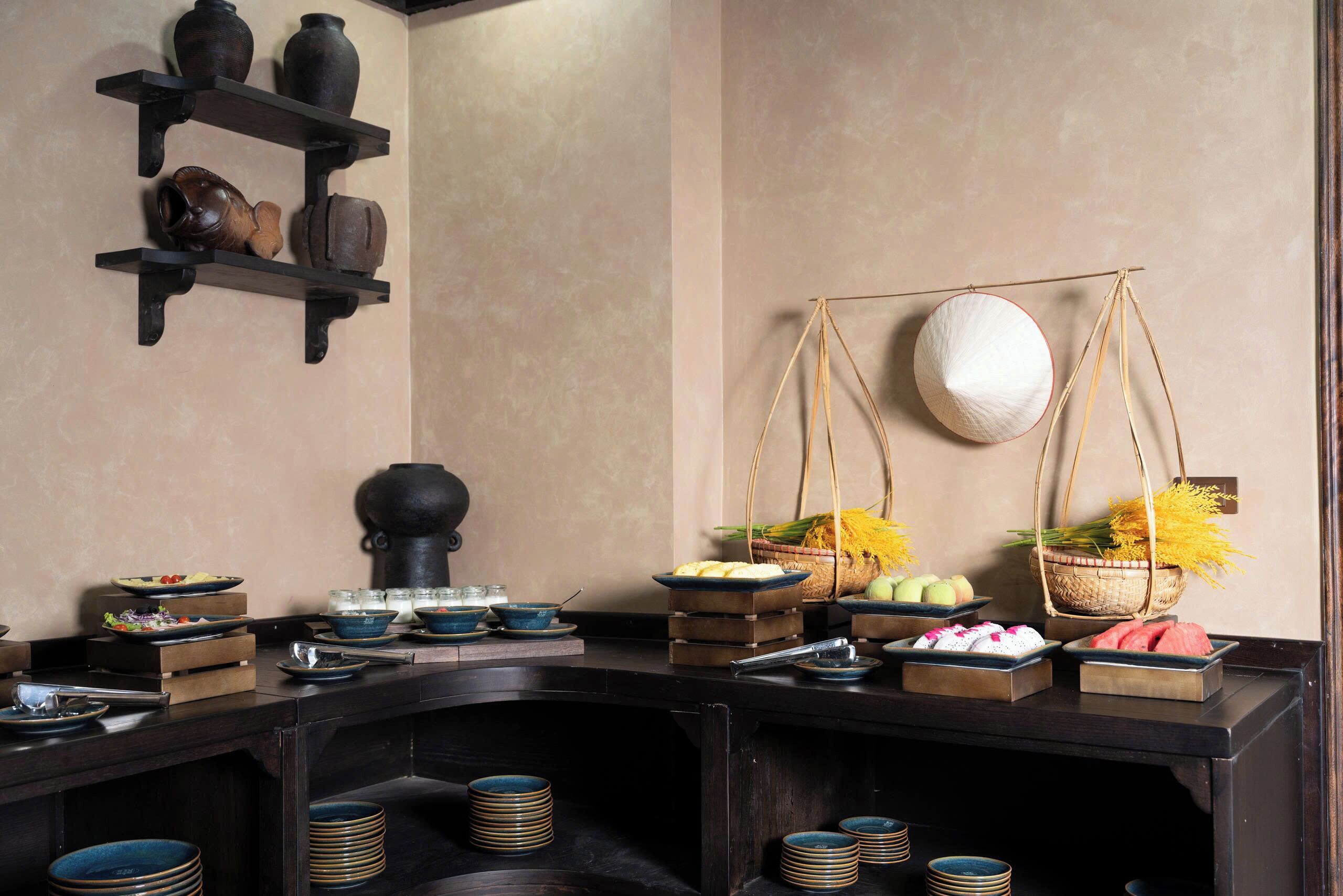Een traditionele Japanse eettafelopstelling met houten tafels, aardewerken schalen en hangmanden met bloemen.