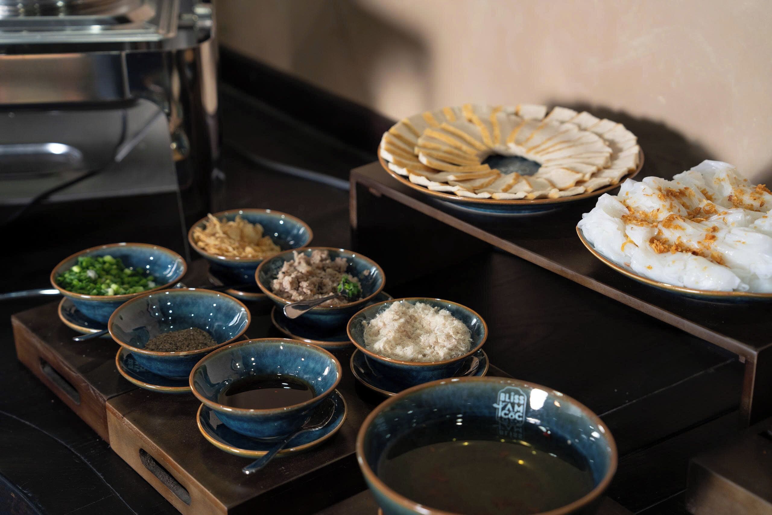 Une variété d’assiettes et de bols disposés sur un plateau, probablement dans le cadre d’un service de repas.