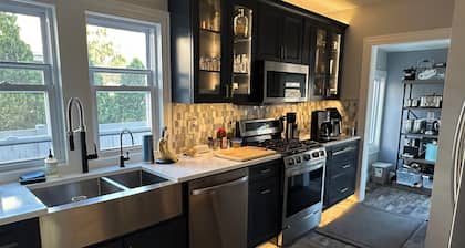 Cozy 1BD Private Room w/Queen Bed & EV Charger