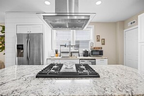 Réfrigérateur, four, plaque de cuisson, lave-vaisselle