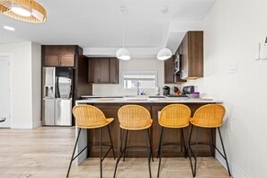 Réfrigérateur, four à micro-ondes, un four, surface de cuisson