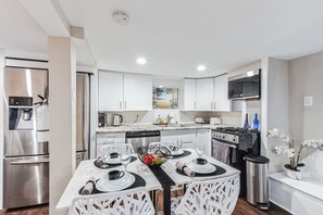 Réfrigérateur, un four, surface de cuisson, lave-vaisselle