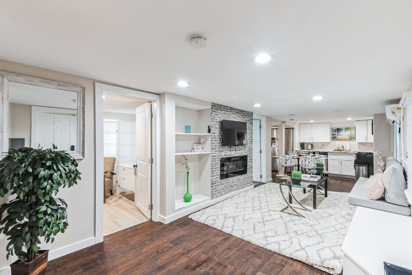 Una televisión, una chimenea