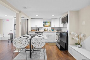 Fridge, oven, stovetop, dishwasher - Modern Ventnor 2BR + Beach Gear Included (Ventnor City)
