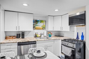 Fridge, oven, stovetop, dishwasher - Modern Ventnor 2BR + Beach Gear Included (Ventnor City)