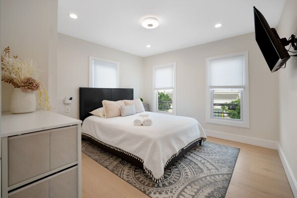 4 habitaciones, escritorio y tabla de planchar con plancha 