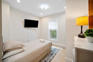 4 室のベッドルーム、デスク、アイロン / アイロン台、旅行用ベビーベッド