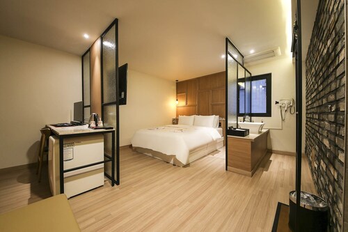 WALL Hotel