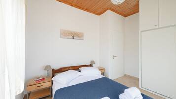 Iron/ironing board, free WiFi, bed sheets
