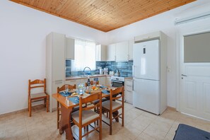 Fridge, oven, stovetop, coffee/tea maker