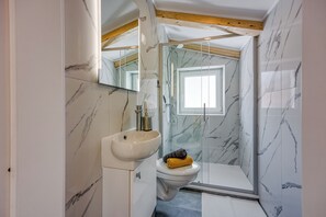 Dusche, Haartrockner, Handtücher