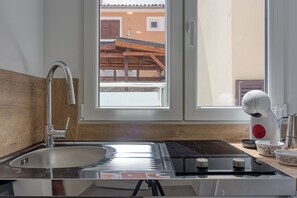 Kühlschrank, Mikrowelle, Herdplatte, Geschirrspüler