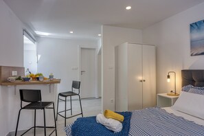 Tabla de planchar con plancha, wifi gratis, ropa de cama