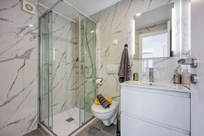 Dusche, Haartrockner, Handtücher