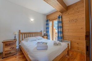 3 bedrooms, bed sheets