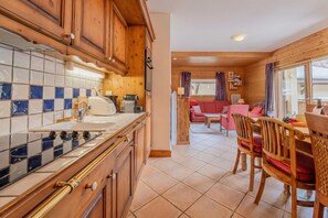 Kitchen and dining area - 3BR Balcony & Parking near Argentière, Le Tour (Argentière), France (Le Tour (Argentière))