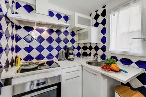 Een koelkast, een microgolfoven, een oven, een kookplaat