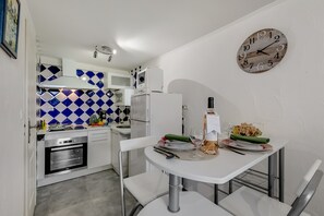 Réfrigérateur, micro-ondes, plaque de cuisson