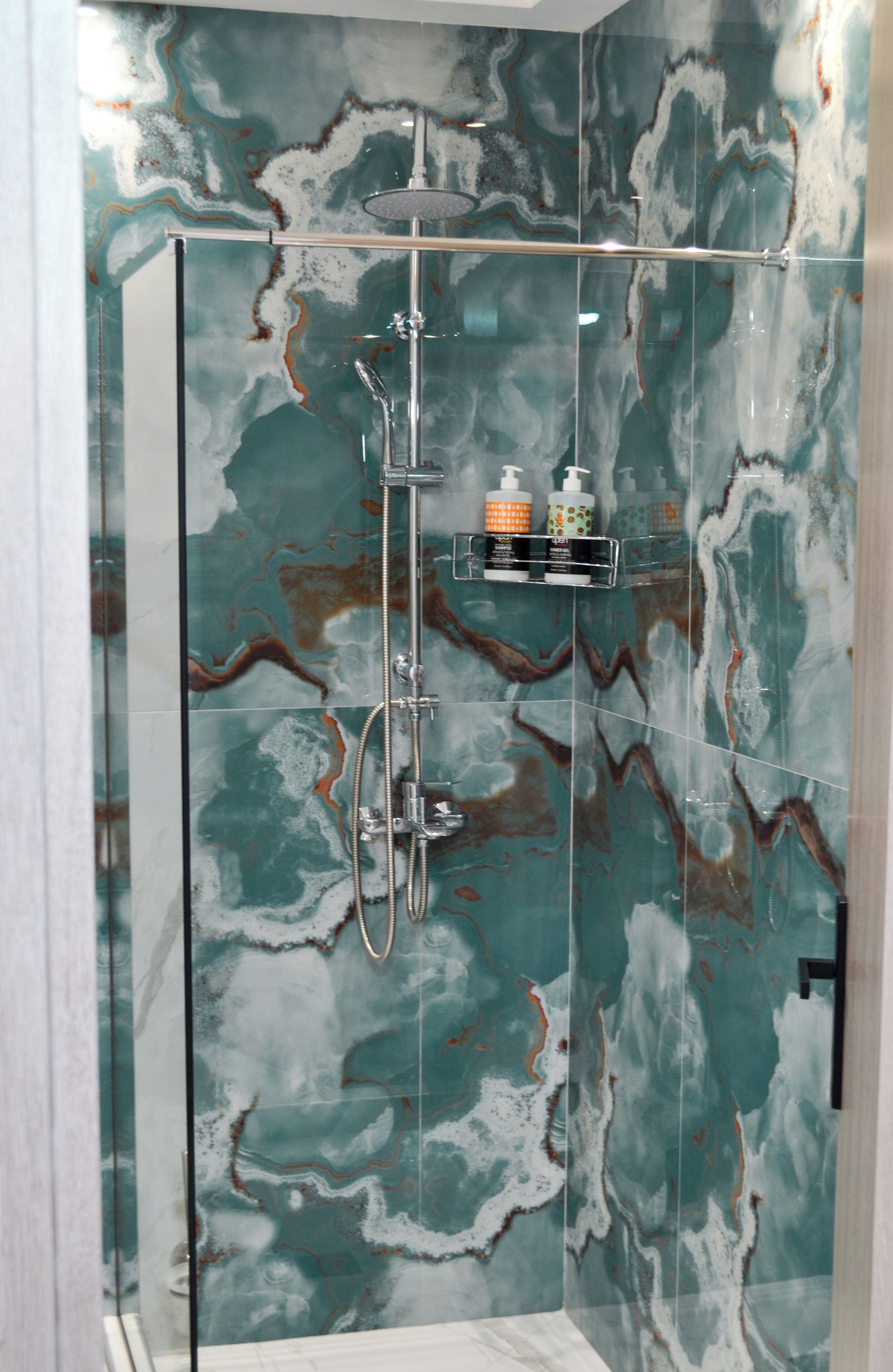 Haartrockner, Handtücher, Seife, Toilettenpapier