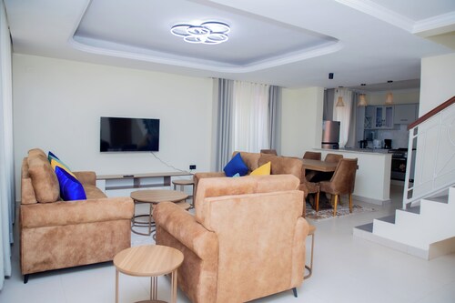 4-bedroom estate in welcoming Kigali-Rwanda with WiFi in a family-friendly area.