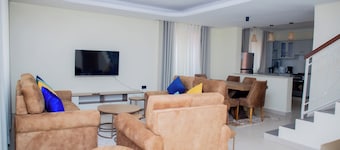 4-bedroom estate in welcoming Kigali-Rwanda with WiFi in a family-friendly area.