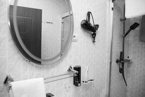 Douche, séchoir à cheveux, serviettes fournies, savon