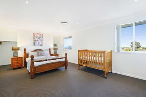 5 bedrooms, iron/ironing board, free WiFi, bed sheets