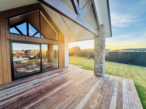 Lake Hood Escape with Private Jetty