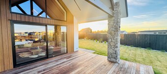 Lake Hood Escape with Private Jetty