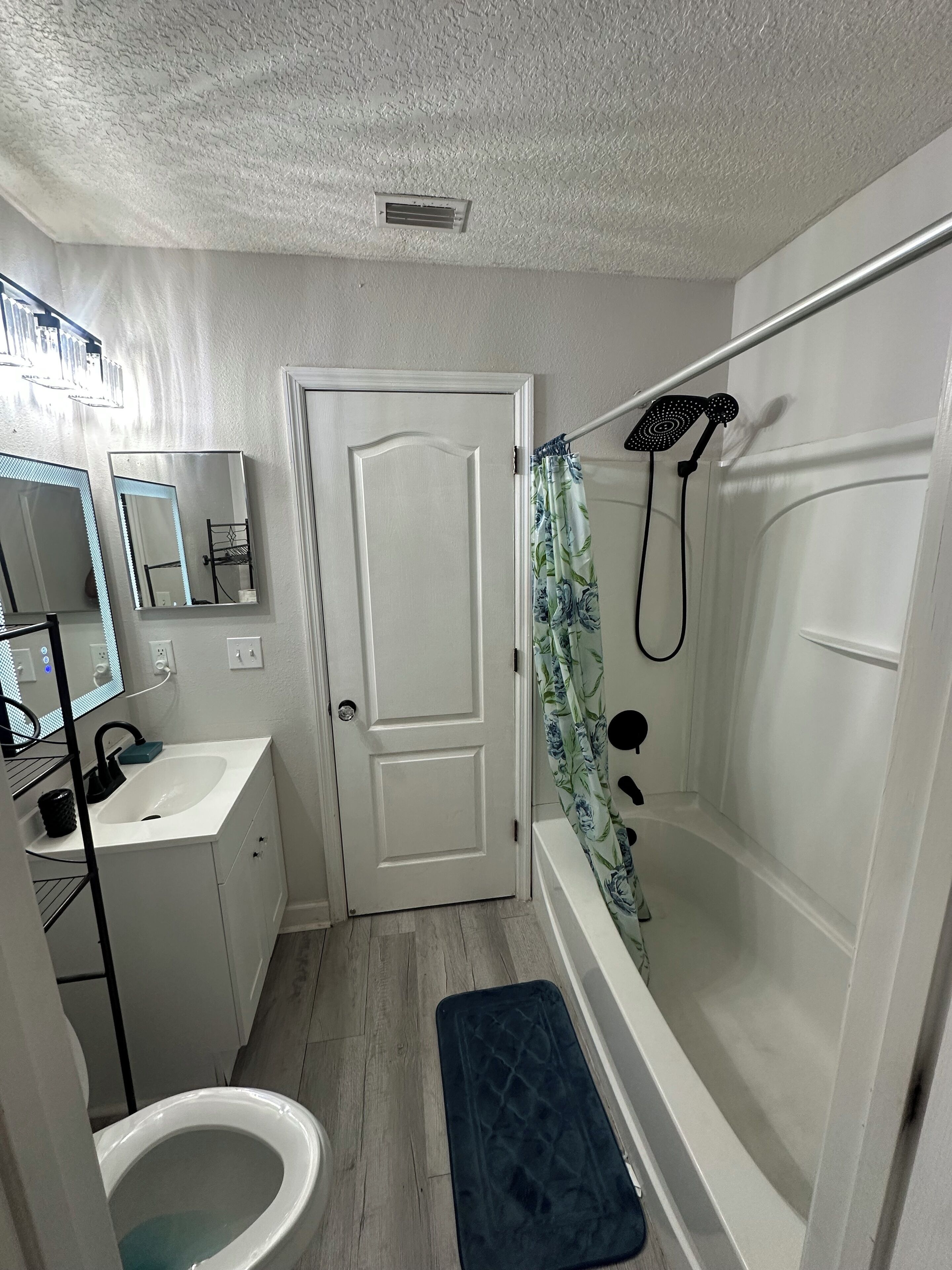 Serviettes fournies, savon, shampoing, papier toilette