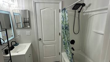 Serviettes fournies, savon, shampoing, papier toilette