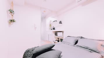 Apartment, 1 Double Bed, Non Smoking | Desk, iron/ironing board
