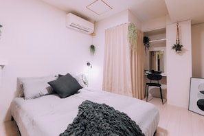 Apartment, 1 Double Bed, Non Smoking | Desk, iron/ironing board