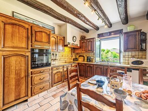 Refrigerador, horno y utensilios de cocina 