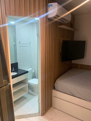 1 quarto, ferros/tábuas de passar roupa, berço de viagem