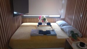 1 habitación, tabla de planchar con plancha y cuna de viaje