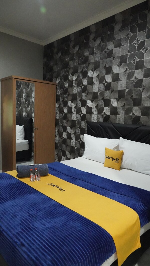 Deluxe dubbelrum - utsikt mot trädgården | Skrivbord, arbetsyta för laptop och gratis wi-fi