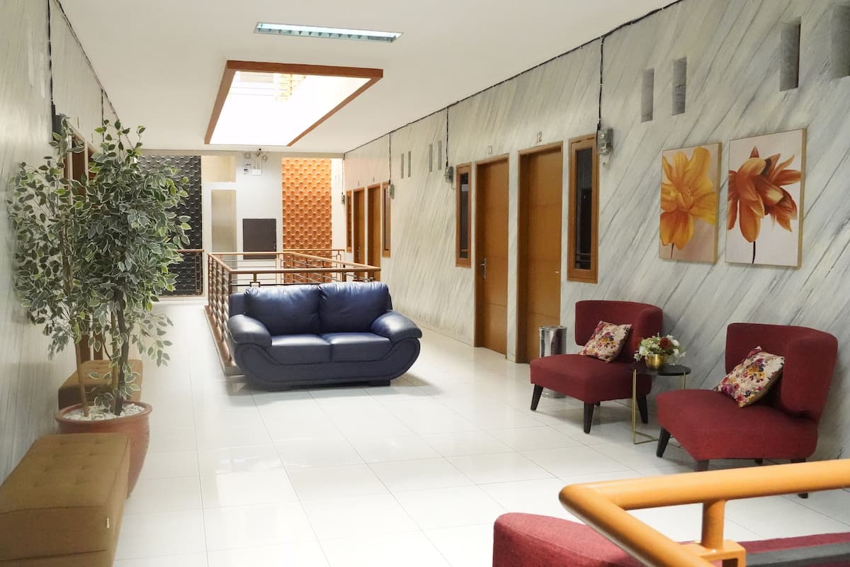 Deluxe Double Room, Garden View | Living area