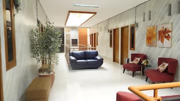 Habitación doble Deluxe, vista al jardín | Área de sala de estar