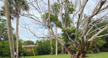 Peaceful accomodation. Walking distant to Port Richey waterfront restaurants.
